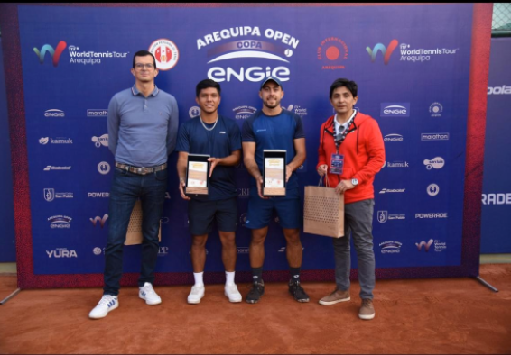 Andrés Urrea (de gorra) ganó en Arequipa, Perú, en dobles. Foto prensa torneo