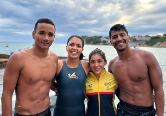 Alexander Jiménez (izq.) dos títulos mundiales en natación con aletas; con él (izq. a der.) María Clara Lopera, la bogotana Laura Saavedra y Alejandro Hurtado, equipo que ganó plata en el relevo mixto 4x1.000. Foto cortesía FEDECAS.