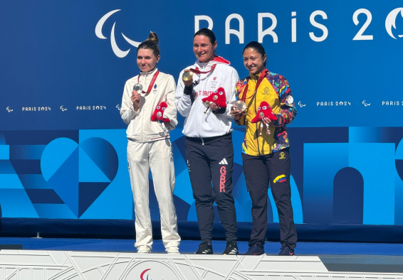 Paula Ossa (der.) en el podio junto a Sarah Storey (cen.), oro, y Heidi Gaugain (izq.), brone. Foto cortesía CPC.