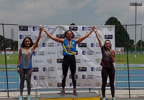 Karol Dayana Mosquera (centro), oro en el Suramericano U-23 de Atletismo en Bucaramanga. Foto IDRD.