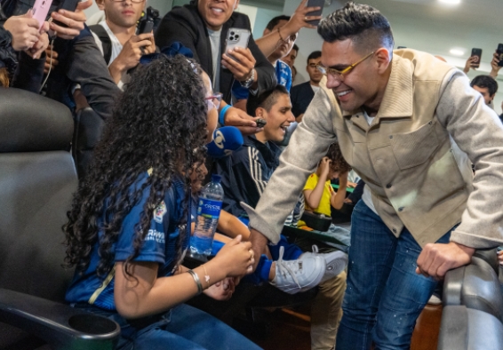 •	Radamel Falcao García sorprendió a los pequeños durante el entretiempo