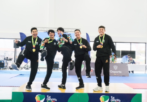 Deportistas con sus medallas