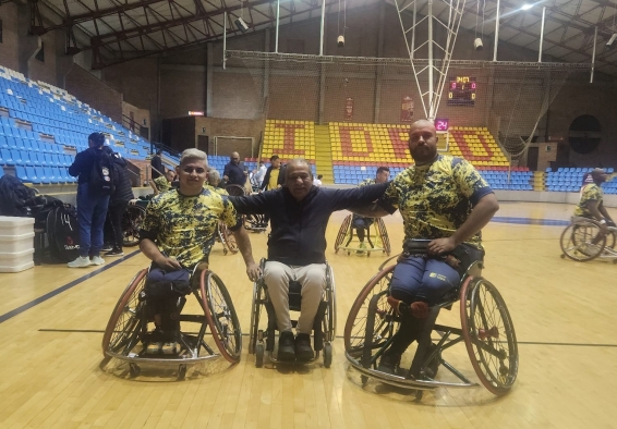 Julian López, el profesor Luis Ninco y Daniel Parra, los bogotanos de la Selección Colombia de baloncesto en silla de ruedas. Foto IDRD.