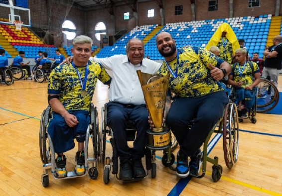 Los bogotanos campeones del Suramericano de Baloncesto en silla de ruedas. Daniel Parra, el profesor Luis Alberto Ninco y Julián Lopez. Foto IDRD.