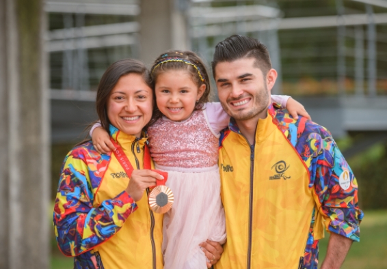 Paula Ossa, junto a su hija y Isabella y su esposo Edwin Matiz, con su medalla de los Juegos paralímpicos. Una mamá guerrera y campeona. Foto IDRD.