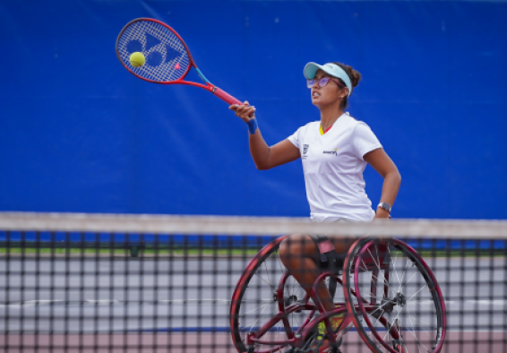 María Angélica Bernal juega la final de dobles en Wimbledon, en el torneo en silla de ruedas. Foto cortesía CPC.
