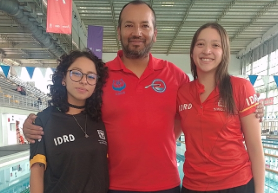 Las paraactividades subacuáticas se estrenan en los Juegos Mundiales en Chengdú, China, con la paraapnea dinámica. Dos bogotanas representarán a Colombia., Yuritza Arévalo (izq.) y María Carolina Rodríguez (der ); van con el entrenador Jimmy Acosta. Foto IDRD.