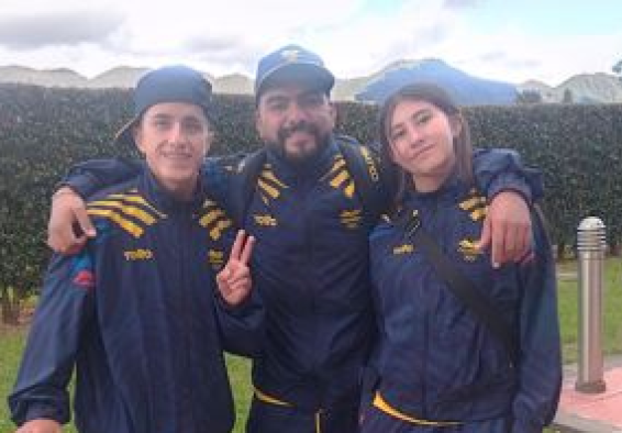 Juan Carlos Polanía (izq.), el entrenador Carlos Mayorga, y Luna Garzón (der.), el equipo de patinaje skateboarding en Los Panamericanos Junior Asunción 2025. Foto IDRD.