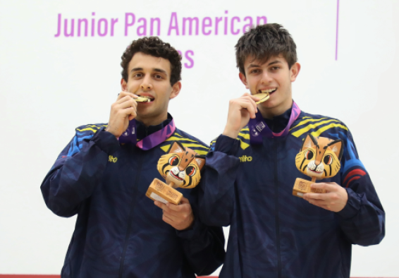 Juan José Torres Lara (izq.) y Juan Antonio Irisarri Suárez (der.), de squash, los dos máximos medallistas del Equipo Bogotá en Asunción 2025. Foto cortesía COC. 