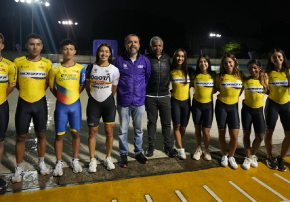El director del IDRD, Daniel García (centro, de morado), con la mayoría de los deportistas del Equipo Bogotá que viajaron al Mundial de Patinaje de Carreras en China. Aparecen (izq. a der.) Diego A. Molina, Julián F. Pinilla, Rommel Velásquez, Gabriela Rueda, Daniel García, Elías Del Valle (entrenador), Manuela Rodríguez, Karol E. García, Manuela Saldarriaga, Marian Imitola, Angie K. Loaiza y Janier S. Camacho. Foto IDRD  