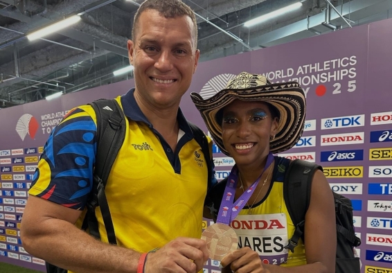 El entrenador Martín Suárez y su pupila, Natalia Linares, con su histórica medalla de bronce en el salto largo del Mundial de Atletismo en Tokio. Foto IDRD.