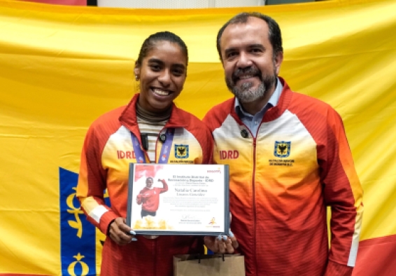 La medallista mundial de salto largo, Natalia Linares, con el director del IDRD, Daniel García Cañón, quien le hizo entrega de una distinción por el logro alcanzado en Tokio 2025. Foto IDRD.