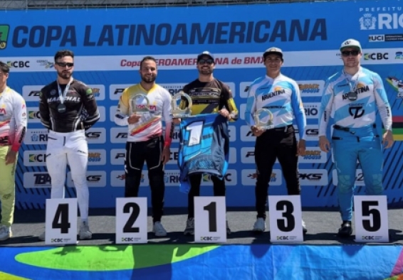 Otra vez en el podio, tras un año sin correr debido a una lesión, el doble medallista olímpico de BMX Racing, Carlos Ramírez, en la Copa Iberoamericana y Latinoamericana en Brasil. Aparecen (izq. a der.) Santiago Suárez, de Bogotá, sexto, Guilherme Ribeiro (Brasil, cuarto), Carlos Ramírez, de Bogotá (plata), Mateo Carmona (Colombia, oro), Gonzalo Molina (Argentina, bronce), Federico Villegas (Argentina, quinto) y Pedro Vinicius Santos (Brasil, séptimo). Foto prensa Confederación Brasileña de Ciclismo.