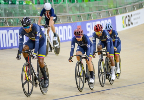 Diego Dueñas (izq.) y Paula Ossa (enseguida), en un entrenamiento en el Mundial de Paracycling en Pista. Fueron protagonistas y Dueñas ganó dos medallas de bronce. Foto cortesía UCI Paracycling.