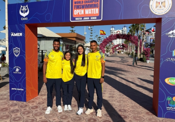   Alexander Jiménez (der.), volvió a coronarse campeón mundial de los 1.000 metros superficie de natación con aletas, ahora en Egipto. Laura Saavedra (segunda izq. a der.) fue décima. Foto cortesía Fedecas.