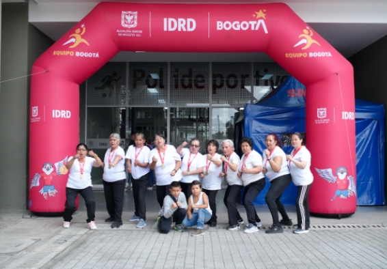 Parte del grupo de taekwondo de adultos mayores del programa “De 0 a 100” del CEFE San Cristóbal, que tomó parte en el Festival de Cierre. Foto IDRD.
