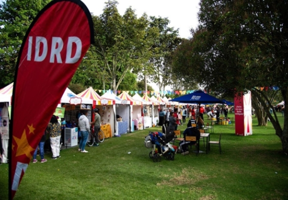 Bogotá D.C., 23 de noviembre de 2025.- El Instituto Distrital de Recreación y Deporte (IDRD) sigue demostrando cómo el deporte, la recreación y la cultura pueden convertirse en motores de desarrollo económico. A través de su participación en el Cundinamarca Fest 2025, realizado del 13 al 16 de noviembre en el Parque Simón Bolívar, la entidad contribuyó a consolidar uno de los eventos regionales más exitosos del año. Según cifras reportadas por la Gobernación de Cundinamarca, el festival reunió a más de 140.