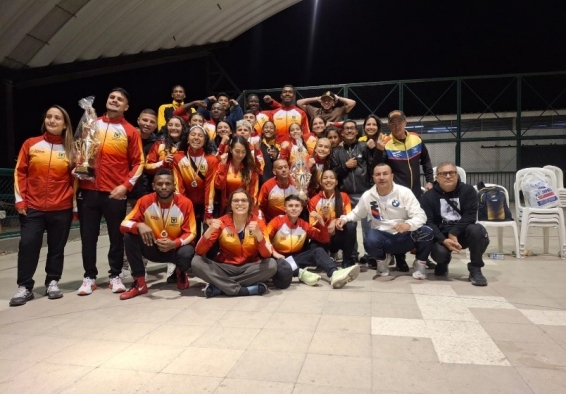 Equipo Bogotá de boxeo, campeón del Nacional Interligas, liderado por los entrenadores Alexander Brand y Orlando Ballén. Foto IDRD. 