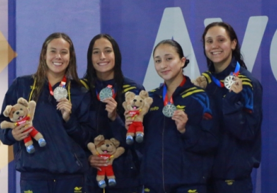 Jasmín Pistelli (derecha), del Equipo Bogotá, ganó dos medallas de oro en natación carreras, en los 100 mts espalda -con récord bolivariano-, y el relevo 4x100 mts combinado. Foto cortesía COC.