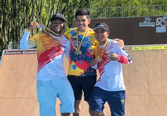 El Equipo Bogotá de BMX Freestyle que estará en el Campeonato Suramericano de Armenia. Aparecen (izq. a der.) Juan Caicedo, Luis Rincón y Saúl Hernández. Foto IDRD.