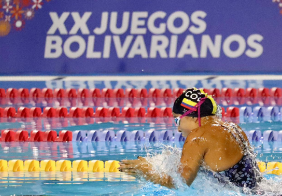 La nadadora Laura Sofía Melo fue la figura de la jornada inicial de medallas para el Equipo Bogotá y para Colombia, con dos preseas de oro -en 200 mts combinado y 50 mts espalda-. Foto cortesía Mindeporte.