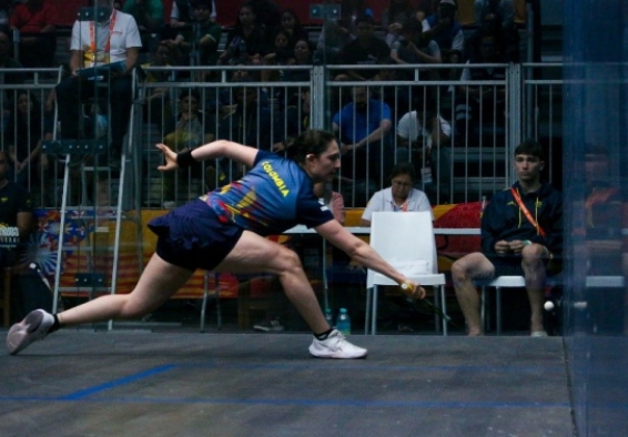 Laura Viviana Tovar Pérez es una de las máximas medallistas de Colombia en los XX Juegos Bolivarianos Lima-Ayacucho 2025, con 3 preseas de oro; ganó las tres que disputó en squash. Foto cortesía COC.
