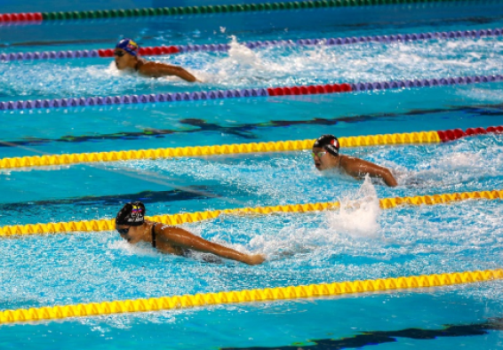 La nadadora Samantha Baños (abajo) dominando con claridad la prueba de los 200 metros mariposa femenino, para colgarse la medalla de oro en los Juegos Bolivarianos Lima-Ayacucho 2025. Foto cortesía COC.