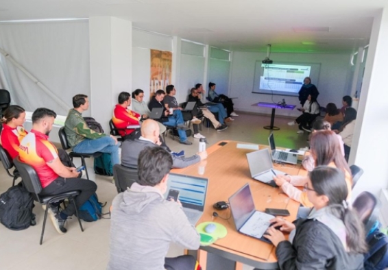 Una de las reuniones que sostuvo el equipo de Rendimiento del IDRD con las ligas deportivas de la capital (arquería), para unificar trabajos hacia 2026, 2027 y 2028. Foto IDRD.