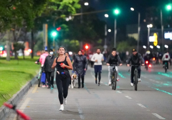 Bogotá recibe una nueva noche inolvidable con la Ciclovía Nocturna
