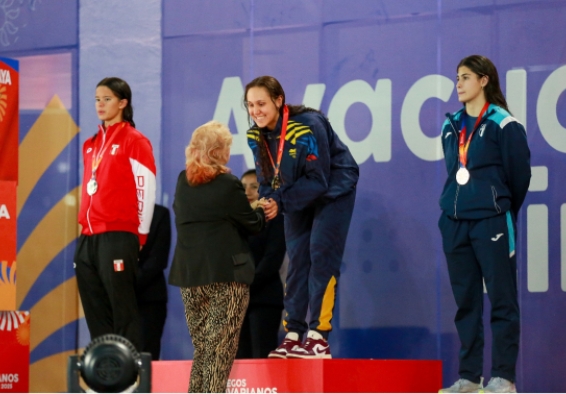 La nadadora del Equipo Bogotá, Jasmín Pistelli, recibe una de sus 4 medallas de oro, que la dejaron como la figura de Colombia en los XX Juegos Bolivarianos Lima-Ayacucho 2025. Foto cortesía COC. 
