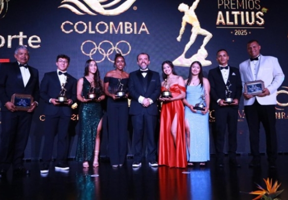 El IDRD y el Equipo Bogotá, ganadores en los Premios Altius. Aparecen (izq. a der.) Elías del Valle, Samuel Sosa, Manuela Rodríguez, Natalia Linares, Daniel García -director IDRD-, Gabriela Rueda, Valeria Hernández, Alexander Jiménez y Martín Suárez. Foto IDRD.