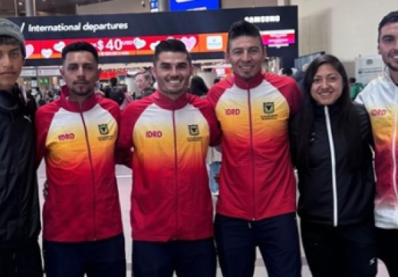 Equipo Bogotá de paracycling, que estará por Colombia en el Campeonato Panamericano de Pista y Ruta en Brasil. Aparecen (izq. a der.) Juan José Ríos, Juan Andrés Gómez, Edwin Matiz, Esneider Muñoz y Paula Ossa, acompañados por el metodólogo Hernán Cortés. Foto IDRD. 