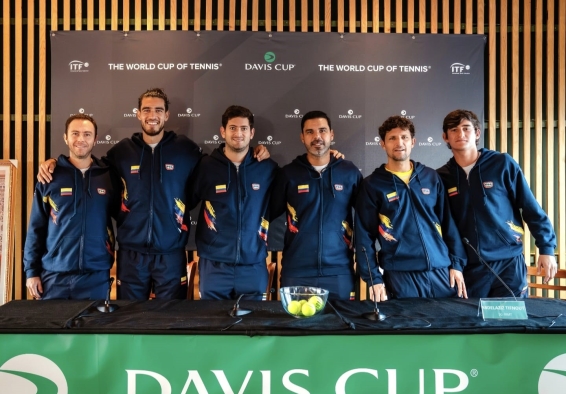 Equipo colombiano de Copa Davis que avanzó al Grupo Mundial I y ahora enfrentará a Países Bajos. Aparecen (izq. a der.) los bogotanos Juan Sebastián Gómez y Adriá Soriano, además de Nicolás Mejía, el capitán Alejandro Falla, Nicolás Barrientos y Miguel Tobón. Foto cortesía Fedetenis. 