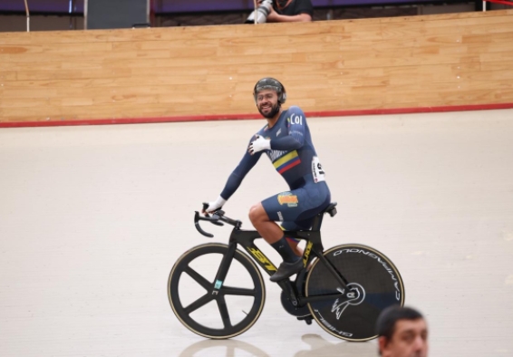 Alegría plena del ciclista del Equipo Bogotá, Jordan Parra, tras ganar la prueba de la eliminación en el Campeonato Panamericano de Pista Élite en Santiago de Chile. Foto cortesía Fedeciclismo. 