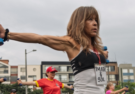 La líder de las mañanas: la mujer que convirtió el ejercicio en un acto de alegría colectiva
