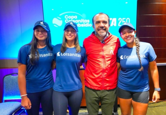 El Equipo Bogotá en la presentación de la Copa Colsanitas WTA 250 de tenis. Aparecen (izq. a der.) Laura Villamil, Sara Lozano, Daniel García -director del IDRD-, y Valentina Mediorreal. Foto IDRD. 