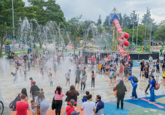 Niños jugando en un parque