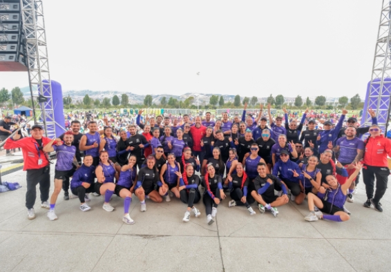 El director del IDRD, Daniel García Cañón, junto a instructores de actividad física y miles de asistentes durante la jornada realizada en el parque El Tunal. Foto: IDRD.