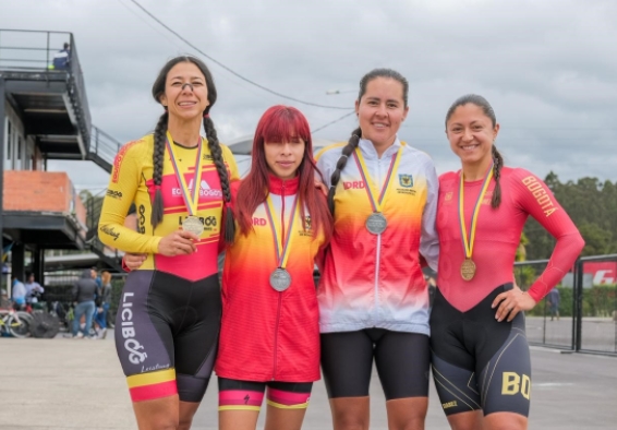 Medallistas del Equipo Bogotá en las pruebas contrarreloj de la Copa Nacional de Paracycling en Tocancipá. Aparecen (izq. a der.) Giselle Natalia Hernández, Sara Cruz, Lina Dueñas y Paula Andrea Ossa. Fotos IDRD.