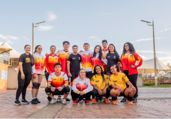 El Equipo Bogotá de Levantamiento de Pesas, dirigido por Alicia Romero (arriba, tercera de izq.  a der.), quien regresó y espera volver a poner este deporte en los más ato, sobre todo en los Juegos Nacionales. 2027. Foto IDRD.