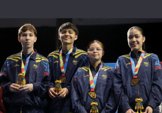 Selección Colombia campeona por equipos en tenis de mesa. Aparecen (izq. a der.) Sebastián Bedoya, el bogotano Rafael Quintero -quien hizo el punto decisivo), Ana Gómez y Mariana Rodríguez. Foto cortesía COC. 