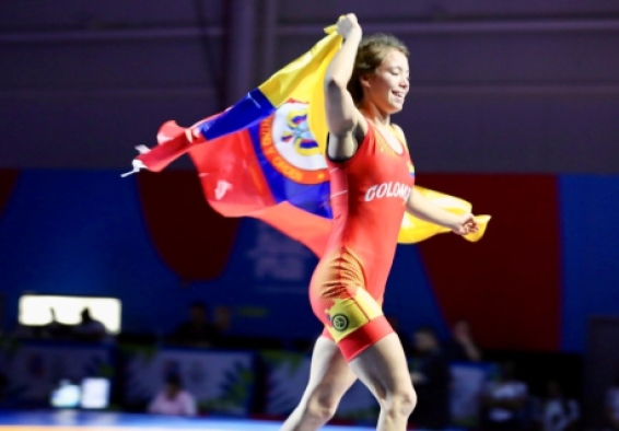 La alegría de la bogotana Valery Rubio tras ganar el primer oro para Colombia en los Juegos Suramericanos de la Juventud. Fue en lucha olímpica modalidad libre, 43 kgs. Foto cortesía COC. 