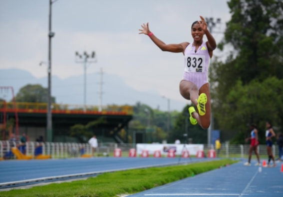 Gran estreno en la Liga Diamante 2026 tuvo la deportista del Equipo Bogotá, Natalia Linares, medalla de plata en salto largo en la I Parada en Shangai. Foto IDRD.