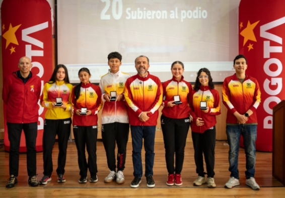 Algunos de los deportistas que recibieron reconocimiento, con directivos del IDRD. Aparecen (izq. a der.) Óscar Ruiz (jefe de Deportes), Sarah Muñoz, Danna Rizo, Juan Sánchez, Daniel García (director), Carol Acosta, Violeta Carvajal e Iván Morales (subdirector de Recreación y Deporte). Foto IDRD.
