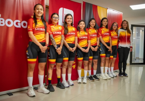 Equipo Bogotá. IDRD-Licibog-Lotería de Bogotá de ciclismo femenino. Aparecen (izq. a der.): Camila Valbuena, Karen Lorena Villamizar, Valentina Quintero, Valentina Molano, Paula Ossa, Laura Sanguino, Mariana Cárdenas y la entrenadora Rocío Parrado.