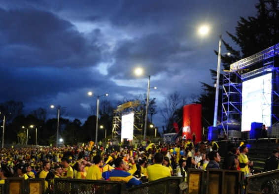 Pantalla gigante en parque transmitiendo un partido de fútbol