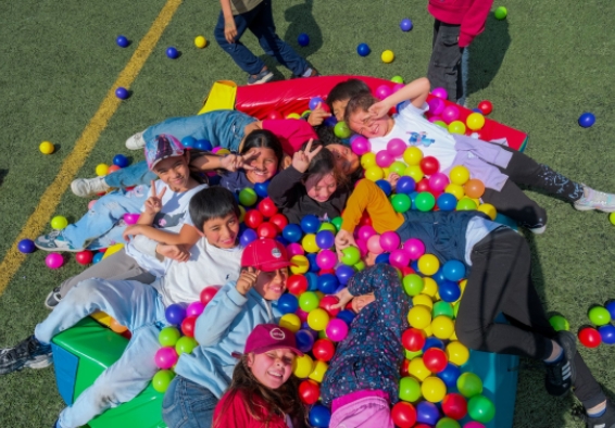 Niños jugando en una piscina de pelotas