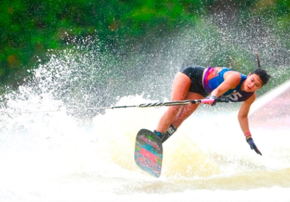 La esquiadora del Equipo Bogotá, Daniela Verswyvel, demostró por qué es subcampeona del mundo en figuras, y se colgó el oro en los Juegos Centroamericanos. También fue plata en salto. Foto cortesía Panam Sports/Mindeporte.