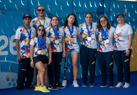 El Equipo Bogotá de Paranatación consiguió 21 medallas para Colombia en los II Juegos Parasuramericanos Valledupar 2026. De izquierda a derecha: Santiago Villota, Moisés Fernández (DT), Sara Vargas (abajo), Sharit Yunque, Laura Ladino, Michel Cortés, Laura González y Darly Casas (DT). Fotos IDRD