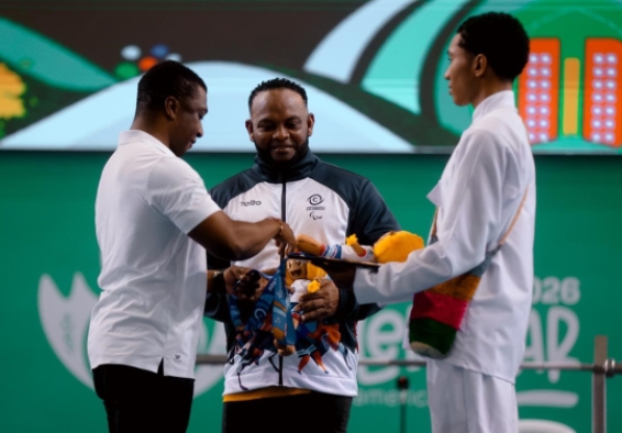 El deportista del Equipo Bogotá, Fabio Torres (centro), recibe su medalla de parte del ministro (e) del Deporte, Óscar Figueroa (izq.), en los Juegos Parasuramericanos Valledupar 2026. Foto cortesía Mindeporte.